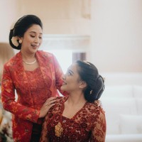 Putri Tanjung dan ibunya Anita Tanjung menata rambutnya dengan sanggul tradisional Solo. Sementara makeup artist Bubah Alfian menerapkan makeup bernuansa natural pada wajah Putri. Foto: Samuel Rustandy