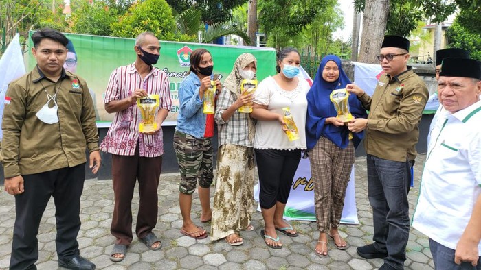 Achmad Baidowi memberikan minyak goreng gratis ke warga di Mataram, NTB.