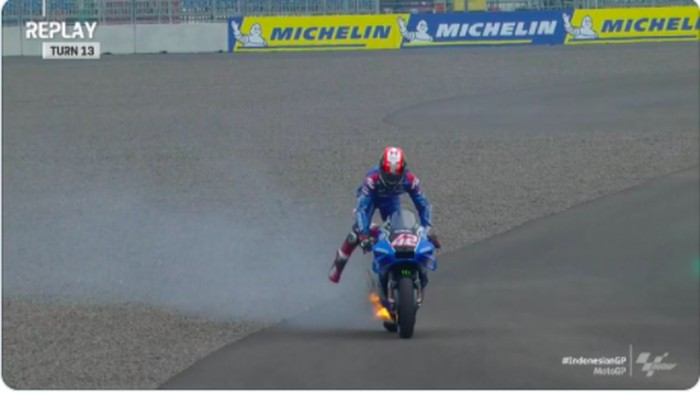 Alex Rins Melompat saat motornya terbakar