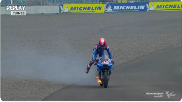 Alex Rins Melompat saat motornya terbakar