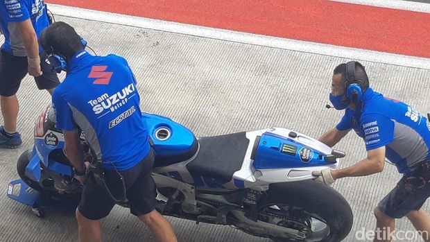 Motor Alex Rins dibawa ke paddock Suzuki di MotoGP Mandalika 2022