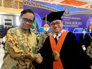 Sekjen Kemnaker Dikukuhkan Jadi Guru Besar, Mahfud Md: Saya Bangga