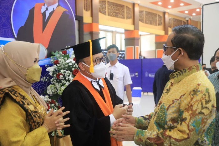 Anwar Sanusi meraih gelar guru besar dari Fakultas Ilmu Sosial dan Ilmu Politik Universitas Brawijaya.