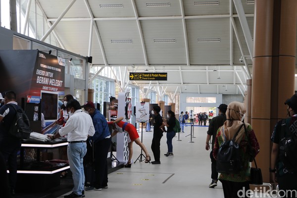 Di bandara Pertamina sudah menyiapkan counter penjualan merchandise MotoGP Foto: Dadan Kuswaraharja