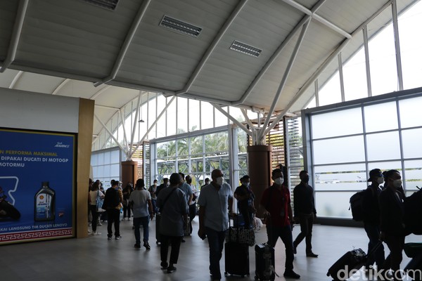 Di akhir pekan ini tiket pesawat menuju Lombok sudah sulit didapatkan, pemerintah berupaya mengatasi hal itu dengan menambah jumlah penerbangan sebanyak 135 penerbangan dengan kapasitas 25.000 kursi. Foto: Dadan Kuswaraharja Di akhir pekan ini tiket pesawat menuju Lombok sudah sulit didapatkan, pemerintah berupaya mengatasi hal itu dengan menambah jumlah penerbangan sebanyak 135 penerbangan dengan kapasitas 25.000 kursi. Foto: Dadan Kuswaraharja