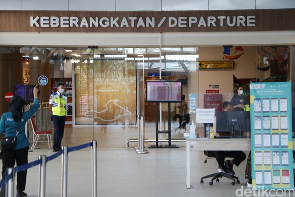 Gerbang keberangkatan Bandara Internasional Lombok. Tambahan penerbangan itu dilakukan selama tiga hari 18-20 Maret 2022, bekerja sama dengan seluruh operator penerbangan dan bandara.Foto: Dadan Kuswaraharja