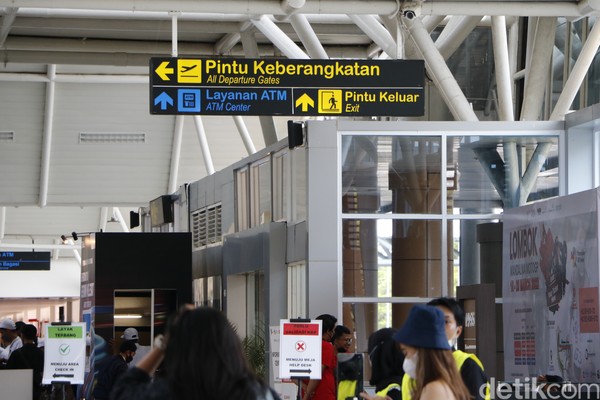 Bandara Internasional Lombok makin sibuk di akhir pekan menjelang MotoGP. Foto: Dadan Kuswaraharja