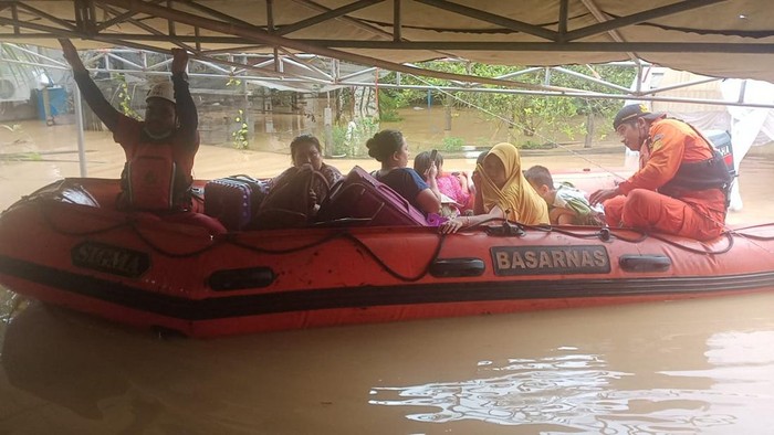 Banjir setinggi dada rendam permukiman warga di Kutim, Kaltim (Dok. Istimewa)
