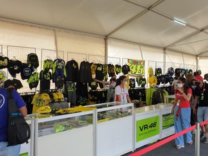 Meski Sudah Pensiun, Souvenir Valentino Rossi Laris di Mandalika