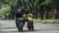Sejumlah pembalap memacu kecepatan motornya dalam pehelatan Nostalgia Balapan di kawasan Pasar Seni, Taman Impian Jaya Ancol, Sabtu (19/3/2022).  