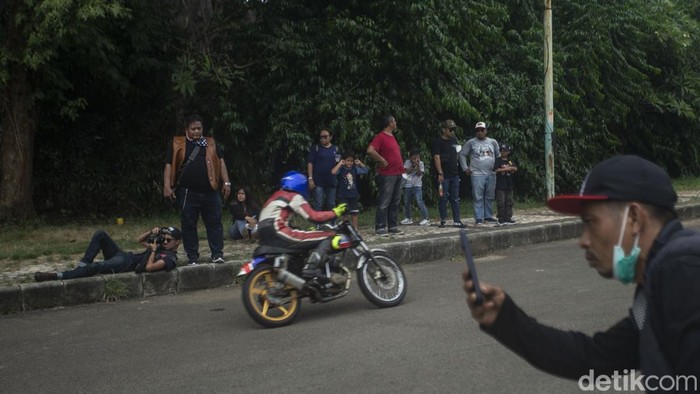 Bukan Mandalika, Motor-motor Klasik ini Balapan di Ancol Sejumlah pembalap memacu kecepatan motornya dalam pehelatan Nostalgia Balapan di kawasan Pasar Seni, Taman Impian Jaya Ancol, Sabtu (19/3/2022).