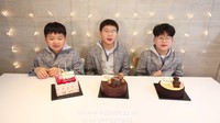 Ada tiga kue ulang tahun tepat di depan mereka. Foto: (dok. YouTube JANEDOE. K)