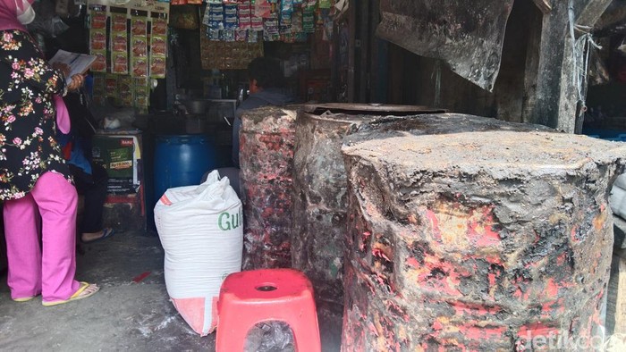 Drum untuk menyimpan minyak goreng terlihat kosong.