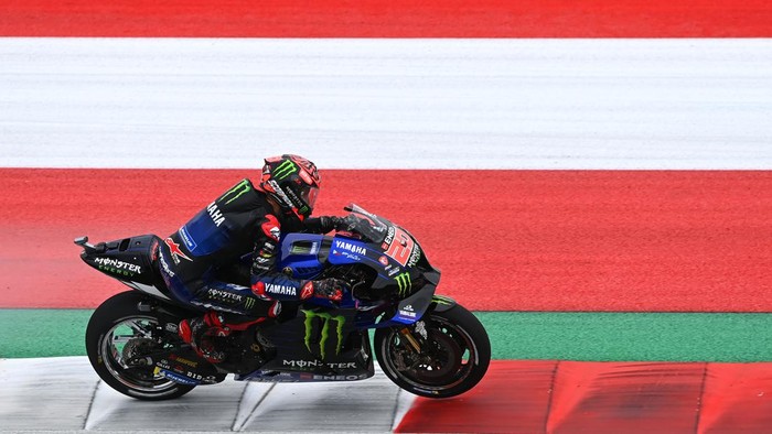 Fabio Quartararo Rebut Pole Position di Kualifikasi MotoGP Mandalika Pembalap Monster Energy Yamaha Fabio Quartararo memacu sepeda motornya saat sesi latihan bebas 3 MotoGP seri Pertamina Grand Prix of Indonesia 2022 di Pertamina Mandalika International Street Circuit, Lombok Tengah, NTB, Sabtu (19/3/2022). Quartararo merebut pole position dan berhak start terdepan pada balapan MotoGP seri kedua 2022 di hari Minggu (20/3) setelah mencatatkan waktu tercepat 1 menit 31,067 detik diikuti dua pembalap Pramac Racing Jorge Martin dan Johann Zarco. ANTARA FOTO/Andika Wahyu