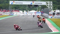 Pada sesi Q1 yang dihelat di Pertamina Mandalika International Street Circuit, Sabtu (19/3/2022) siang WIB, Marc Marquez, Francesco Bagnaia, Pol Espargaro, dan Joan Mir harus bertarung untuk lolos ke Q2. AP Photo/Achmad Ibrahim  