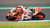 Marquez langsung berupaya tancap gas sejak awal dan menajamkan catatan waktunya. Sebab, Bagnaia juga tampil prima sejak awal dan menguasai posisi teratas Q1. AP Photo/Achmad Ibrahim  