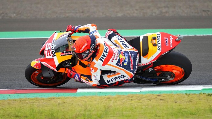 Fabio Quartararo Rebut Pole Position di Kualifikasi MotoGP Mandalika Spanish rider Marc Marquez of Repsol Honda Team in leans into a corner during the qualifying laps at the Pertamina Mandalika Circuit in Mandalika, Lombok Island, Indonesia, Saturday, March 19, 2022. (AP Photo/Achmad Ibrahim)