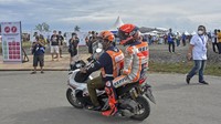 Sayangnya, nasib sial belum mau pergi dari Marquez. Menjelang akhir sesi Q1, Marquez lagi-lagi terjatuh usai menyalip Takaaki Nakagami dan dia pun terlihat kesal sekali. ANTARA FOTO/Ahmad Subaidi
