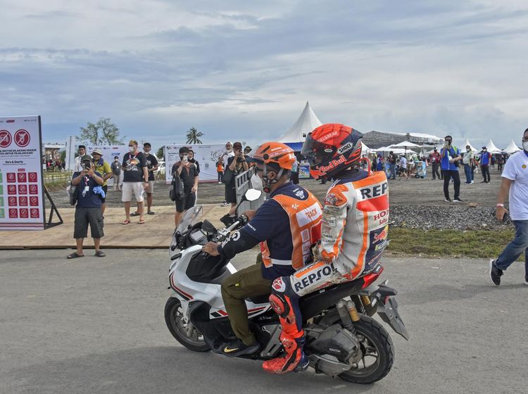 Momen Marc Marquez Dibonceng Marshal Usai Jatuh 2 Kali
