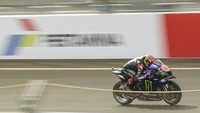Pembalap Monster Energy Yamaha Fabio Quartararo memacu sepeda motornya saat kualifikasi MotoGP di Pertamina Mandalika International Street Circuit, Praya, Lombok Tengah, NTB, Sabtu (19/3/2022). ANTARA FOTO/Ahmad Subaidi  