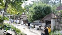Wisatawan kembali datang dan menggunakan aneka kendaraan seperti sepeda atau Cidomo.