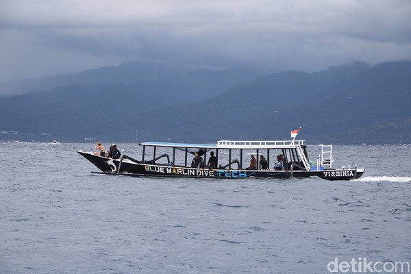 Wisatawan yang masuk ke Gili Trawangan sempat dikabarkan harus mendapatkan vaksin booster dahulu. Kabar ini diluruskan oleh pengelola hotel di sana dan itu tidaklah benar. Wisatawan yang masuk ke Gili Trawangan sempat dikabarkan harus mendapatkan vaksin booster dahulu. Kabar ini diluruskan oleh pengelola hotel di sana dan itu tidaklah benar.