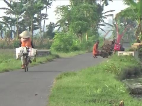 Gunung Semeru menyemburkan awan panas sejauh 3,5 km. Semburan awan panas itu tertangkap kamera.