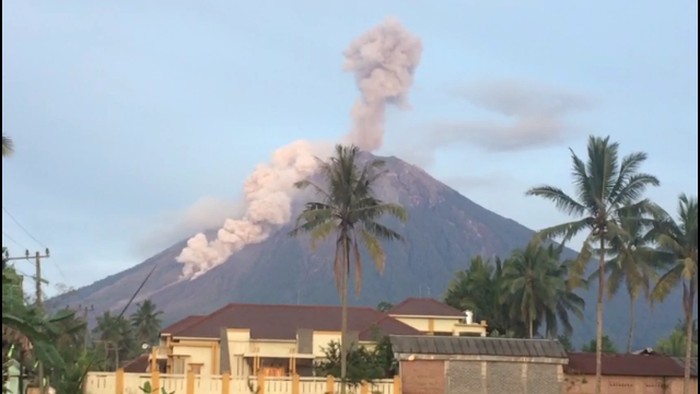 Gunung Semeru menyemburkan awan panas sejauh 3,5 km. Awan panas itu mengarah ke Curah Kobokan dan Curah Lengkong.