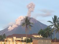 Gunung Semeru Semburkan Awan Panas Sejauh 3,5 Km