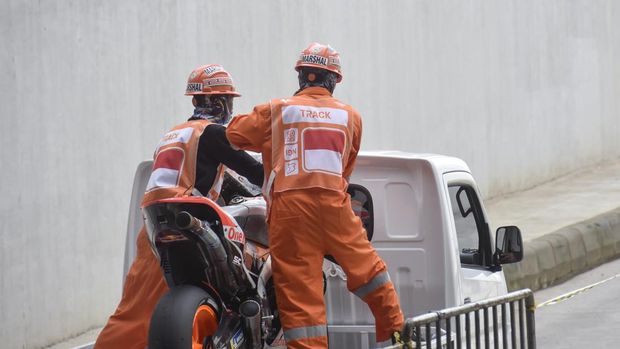 Pembalap Repsol Honda Team Marc Marquez membonceng marshal usai terjatuh saat kualifikasi MotoGP di Pertamina Mandalika International Street Circuit, Praya, Lombok Tengah, NTB, Sabtu (19/3/2022). Pembalap Monster Energy Yamaha Fabio Quartararo merebut pole position dan berhak start terdepan pada balapan MotoGP seri kedua 2022 pada Minggu (20/3) setelah mencatatkan waktu tercepat 1 menit 31,067 detik.ANTARA FOTO/Ahmad Subaidi/rwa.