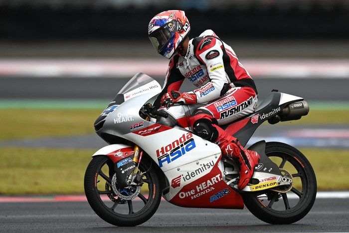 Pembalap Indonesia Mario Suryo Aji (tengah) yang tergabung dalam Honda Team Asia berfoto dengan para kru timnya usai sesi kualifikasi Moto3 seri Pertamina Grand Prix of Indonesia 2022 di Pertamina Mandalika International Street Circuit, Lombok Tengah, NTB, Sabtu (19/3/2022). Mario berhasil meraih posisi ketiga pada kualifikasi tersebut dan berhak start dari grid terdepan pada balapan hari Minggu, 20 Maret 2022. ANTARA FOTO/Andika Wahyu