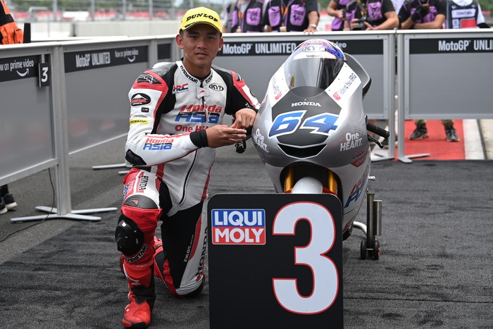 Pembalap Indonesia Mario Suryo Aji (tengah) yang tergabung dalam Honda Team Asia berfoto dengan para kru timnya usai sesi kualifikasi Moto3 seri Pertamina Grand Prix of Indonesia 2022 di Pertamina Mandalika International Street Circuit, Lombok Tengah, NTB, Sabtu (19/3/2022). Mario berhasil meraih posisi ketiga pada kualifikasi tersebut dan berhak start dari grid terdepan pada balapan hari Minggu, 20 Maret 2022. ANTARA FOTO/Andika Wahyu