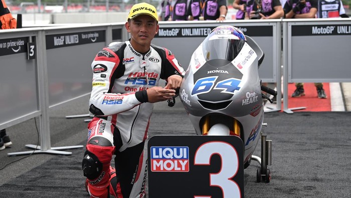 Hebat! Mario Aji Start Baris Terdepan di Moto3 Mandalika Pembalap Indonesia Mario Suryo Aji (tengah) yang tergabung dalam Honda Team Asia berfoto dengan para kru timnya usai sesi kualifikasi Moto3 seri Pertamina Grand Prix of Indonesia 2022 di Pertamina Mandalika International Street Circuit, Lombok Tengah, NTB, Sabtu (19/3/2022). Mario berhasil meraih posisi ketiga pada kualifikasi tersebut dan berhak start dari grid terdepan pada balapan hari Minggu, 20 Maret 2022. ANTARA FOTO/Andika Wahyu