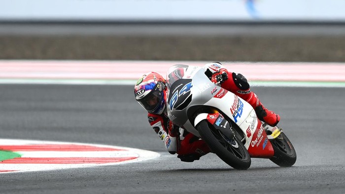 Hebat! Mario Aji Start Baris Terdepan di Moto3 Mandalika Pembalap Indonesia Mario Suryo Aji (tengah) yang tergabung dalam Honda Team Asia berfoto dengan para kru timnya usai sesi kualifikasi Moto3 seri Pertamina Grand Prix of Indonesia 2022 di Pertamina Mandalika International Street Circuit, Lombok Tengah, NTB, Sabtu (19/3/2022). Mario berhasil meraih posisi ketiga pada kualifikasi tersebut dan berhak start dari grid terdepan pada balapan hari Minggu, 20 Maret 2022. ANTARA FOTO/Andika Wahyu