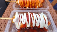 Pilihan jajanannya juga beragam mulai dari kerang balado pedas, jajanan Korea, corndog, sempol, telur gulung, martabak telur hingga cilok bumbu kacang. Semua jajanan ini dibanderol murah meriah dengan harga Rp 2 ribu hingga Rp 10 ribuan.  Foto: detikFood/Devi S. Lestari