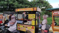 Antrean mengular di satu gerobak berlabel Rimah Hotang & Corndog. Sejak baru dibuka, gerobak ini tak pernah sepi pembeli. Foto: detikFood/Devi S. Lestari