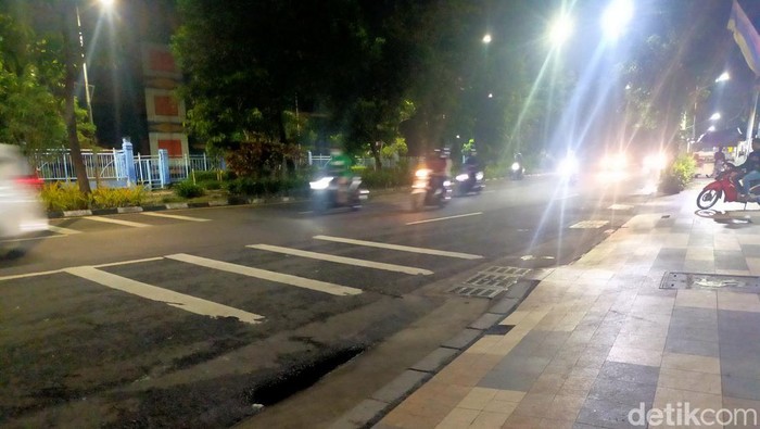 Tiga suara tembakan mengagetkan warga di Jalan Kusuma Bangsa, Surabaya. Polisi masih menggali informasi mengenai peristiwa tersebut.