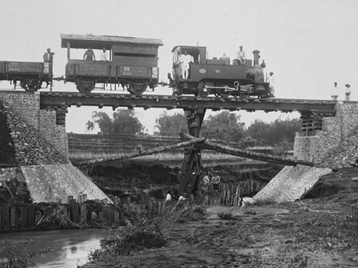 Trem melintas di atas jembatan pada tahun 1920 (Tropenmuseum.nl)