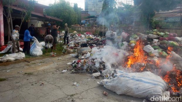 Kantor Camat Wonomulyo di Kabupaten Polman, Sulbar dijadikan tempat pembuangan sampah.
