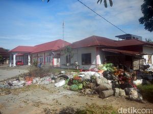 Kantor Camat di Polman Mendadak Jadi Tempat Sampah Gegara Warga Tutup TPA