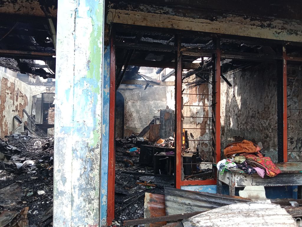 Kebakaran yang terjadi di permukiman padat di Cipete Utara, Kebayoran Baru, Jaksel, telah padam. Puluhan rumah hangus terbakar akibat kebakaran tersebut. (Annisa RF/detikcom)