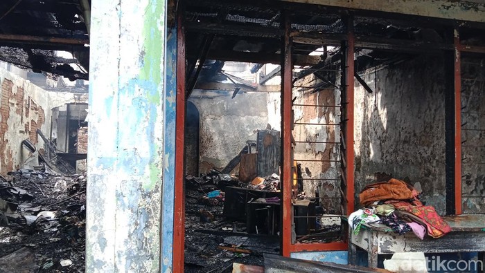 Kebakaran yang terjadi di permukiman padat di Cipete Utara, Kebayoran Baru, Jaksel, telah padam. Puluhan rumah hangus terbakar akibat kebakaran tersebut. (Annisa RF/detikcom)