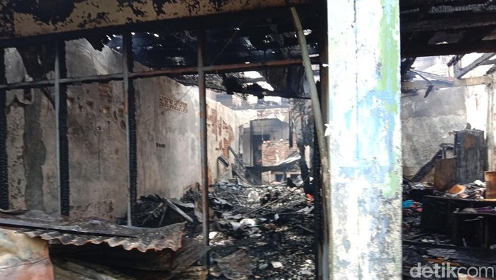 Kebakaran yang terjadi di permukiman padat di Cipete Utara, Kebayoran Baru, Jaksel, telah padam. Puluhan rumah hangus terbakar akibat kebakaran tersebut. (Annisa RF/detikcom)