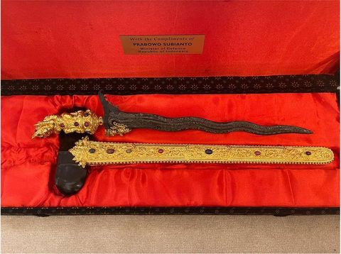Keris tradisional nusantara dari Bali yang diberikan Menhan Prabowo Subianto untuk Putra Mahkota Abu Dhabi, Paduka Yang Mulia Sheikh Mohamed bin Zayed Al Nahyan (MBZ) (Instagram @kemhanri)