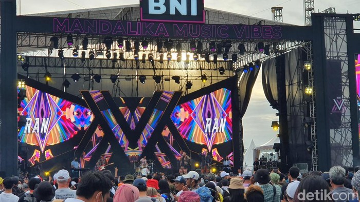 Keseruan Penonton MotoGP di Panggung BNI Mandalika Music Vibes PT Bank Negara Indonesia (Persero) Tbk (BNI) menyelenggarakan 'BNI Mandalika Music Vibes' untuk menghibur seluruh penonton MotoGP Mandalika 2022 pada 19 Maret hingga 20 Maret 2022 di Mandalika, Nusa Tenggara Barat (NTB). Acara tersebut dimeriahkan oleh sejumlah musisi terkenal seperti Padi Reborn, Maliq & D'essentials, RAN, Samsons, Pamungkas, Feel Koplo, Ninda Felina, dan Slank.