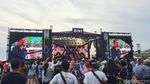 Keseruan Penonton MotoGP di Panggung BNI Mandalika Music Vibes
