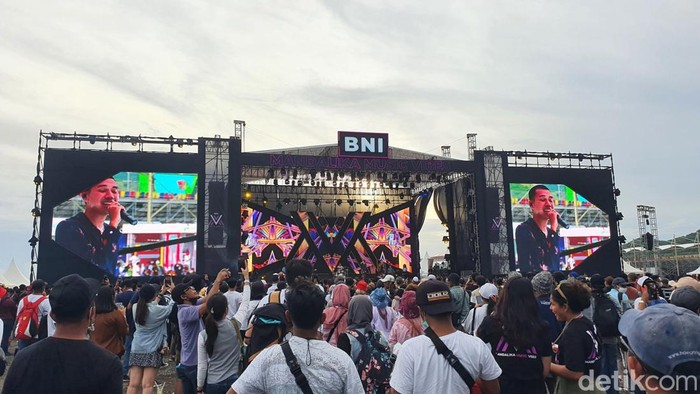 Keseruan Penonton MotoGP di Panggung BNI Mandalika Music Vibes PT Bank Negara Indonesia (Persero) Tbk (BNI) menyelenggarakan 'BNI Mandalika Music Vibes' untuk menghibur seluruh penonton MotoGP Mandalika 2022 pada 19 Maret hingga 20 Maret 2022 di Mandalika, Nusa Tenggara Barat (NTB). Acara tersebut dimeriahkan oleh sejumlah musisi terkenal seperti Padi Reborn, Maliq & D'essentials, RAN, Samsons, Pamungkas, Feel Koplo, Ninda Felina, dan Slank.