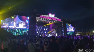 Keseruan Penonton MotoGP di Panggung BNI Mandalika Music Vibes