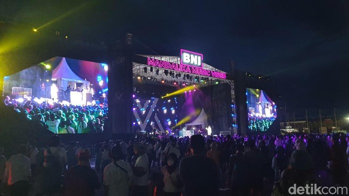 Keseruan Penonton MotoGP di Panggung BNI Mandalika Music Vibes PT Bank Negara Indonesia (Persero) Tbk (BNI) menyelenggarakan 'BNI Mandalika Music Vibes' untuk menghibur seluruh penonton MotoGP Mandalika 2022 pada 19 Maret hingga 20 Maret 2022 di Mandalika, Nusa Tenggara Barat (NTB). Acara tersebut dimeriahkan oleh sejumlah musisi terkenal seperti Padi Reborn, Maliq & D'essentials, RAN, Samsons, Pamungkas, Feel Koplo, Ninda Felina, dan Slank.