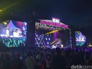 Keseruan Penonton MotoGP di Panggung BNI Mandalika Music Vibes